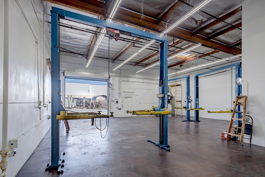 More Photos Of 26881 Vista Ter, Lake Forest Service For Lease