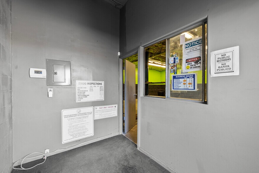 More Photos Of 9021 De Soto Ave, Canoga Park Auto Repair For Lease