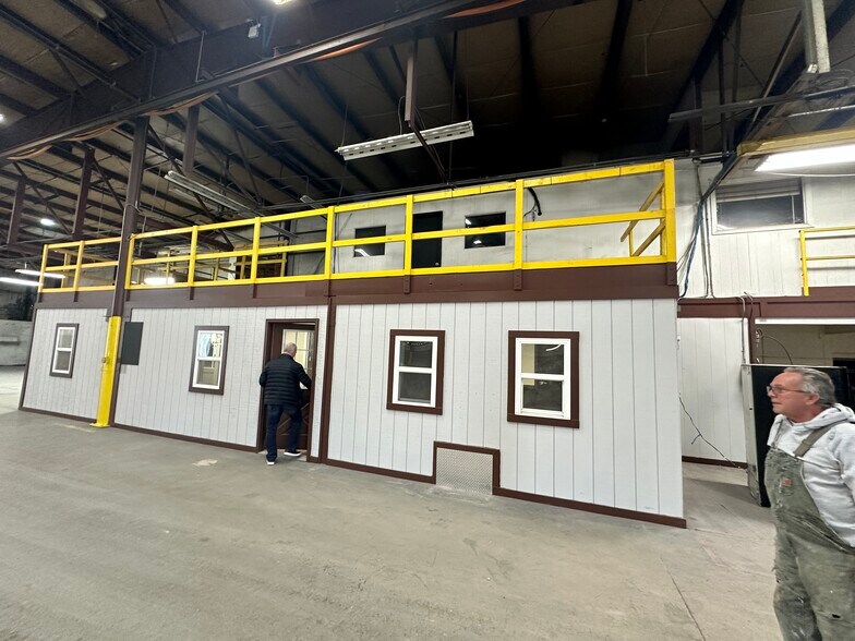 More Photos Of 1701 W County Line Rd, Springfield Manufacturing For Sale