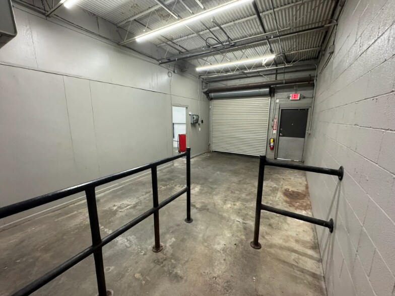 More Photos Of 215-219 Lovvorn Rd, Carrollton Warehouse For Lease