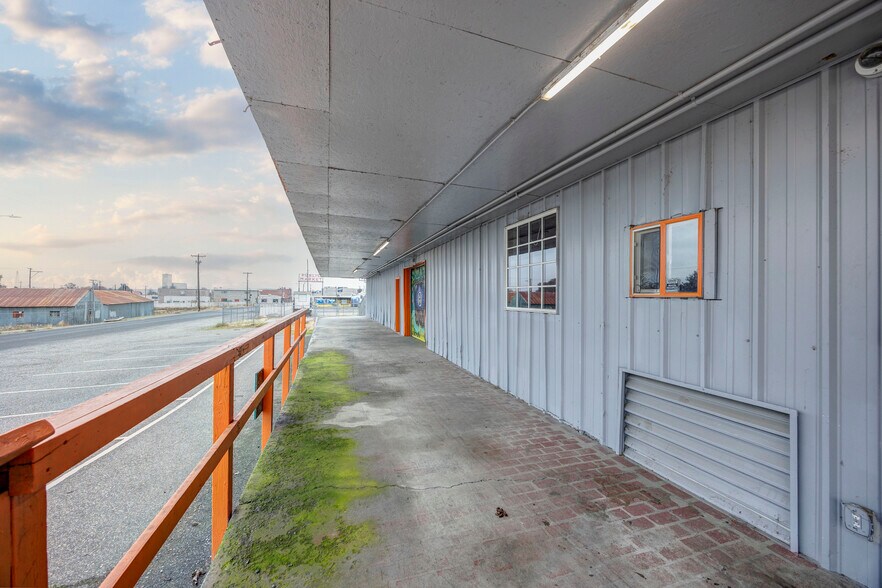 More Photos Of 206 N Benton St, Kennewick Warehouse For Lease