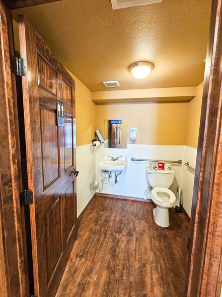 More Photos Of 1650 Vision Dr, Abilene Flex For Lease