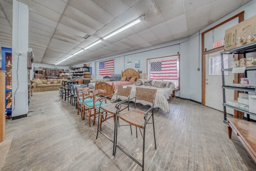 More Photos Of 105 E Walnut St, Houston Freestanding For Sale