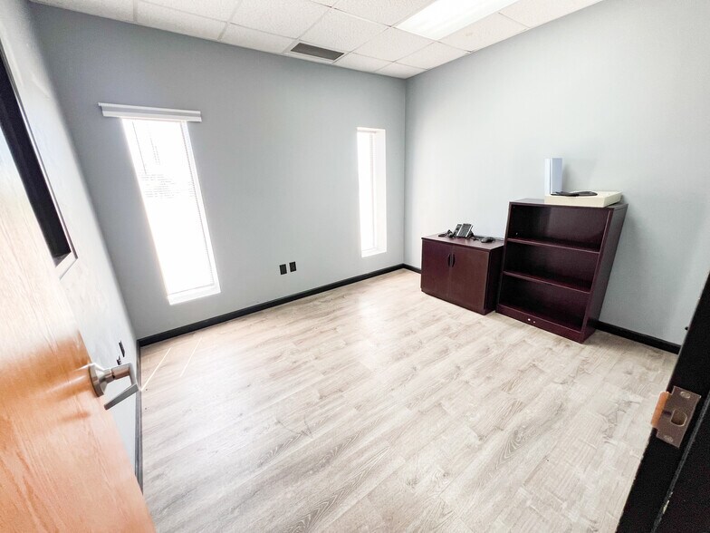 More Photos Of 3201 W Murphy St, Odessa Warehouse For Sale