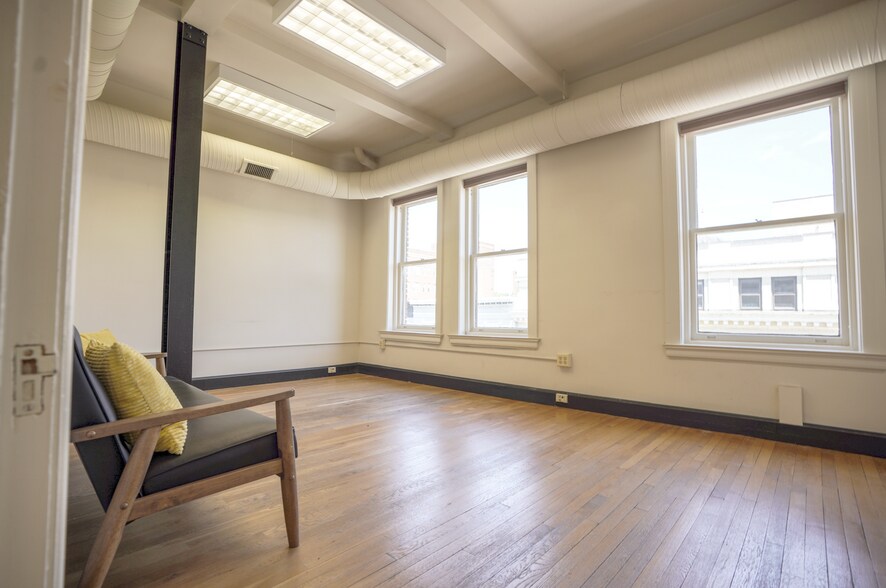 More Photos Of 5 S Market St, Frederick Storefront Retail Office For Lease