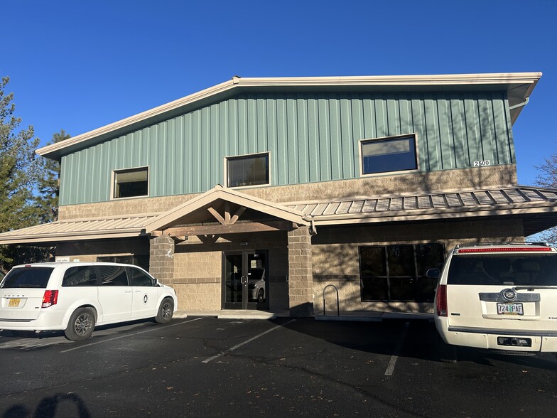More Photos Of 2500 NE Twin Knolls Dr, Bend Medical For Lease
