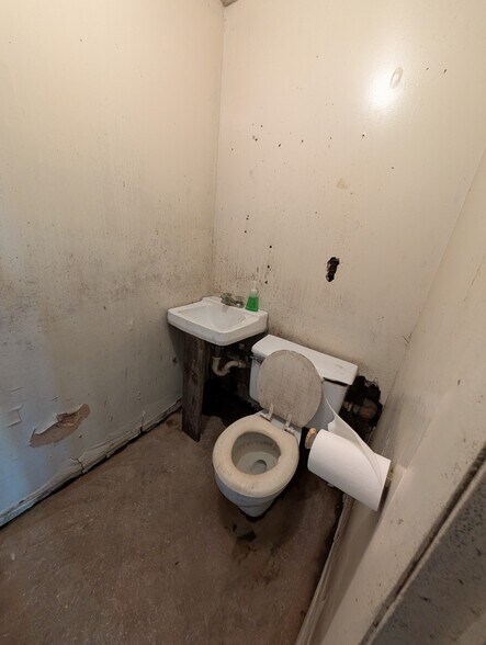 More Photos Of 707 Jewell Rd, Wilmore Warehouse For Sale