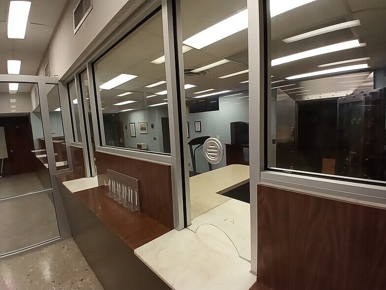 More Photos Of 407 Erwin Rd, Stonewall Freestanding For Sale