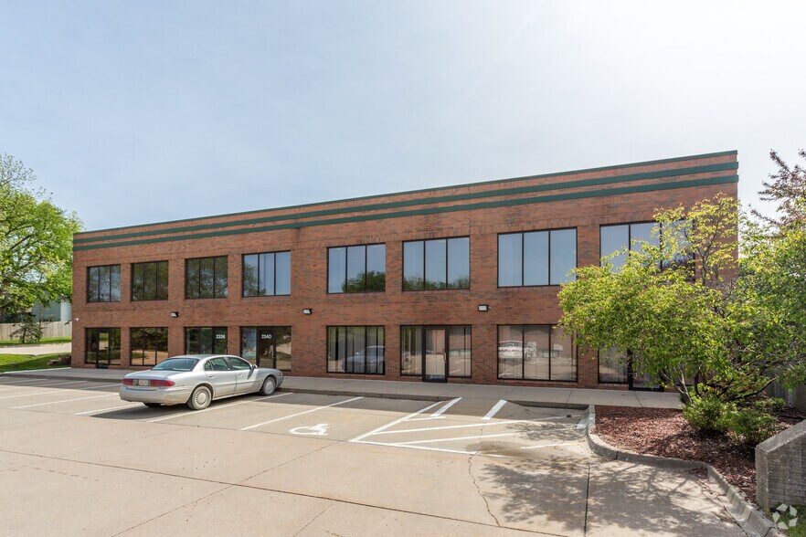 More Photos Of 2330 Rocklyn Dr, Urbandale Office For Lease