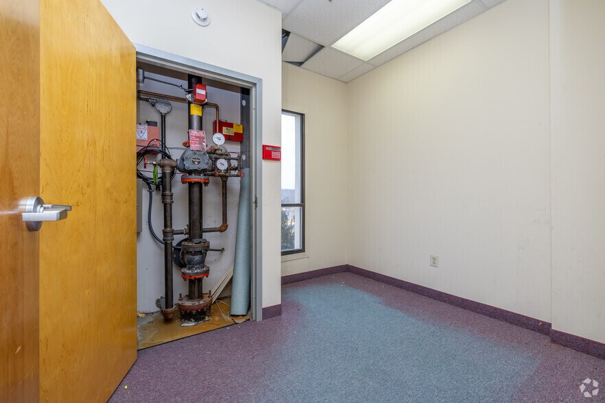 More Photos Of 405 Caredean Dr, Horsham Township Warehouse For Lease