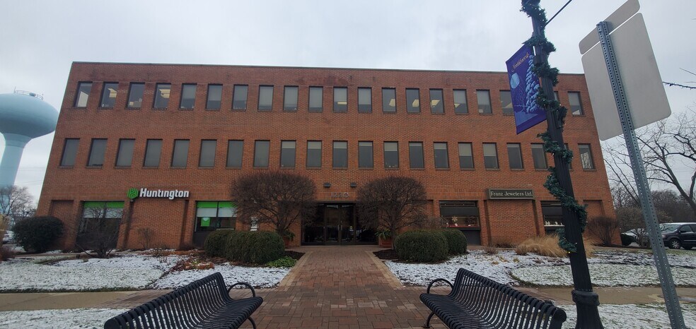 More Photos Of 1220 Meadow Rd, Northbrook Medical For Lease
