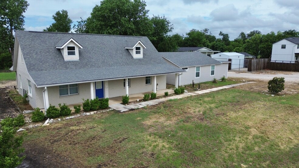 More Photos Of 300 Carmel Creekside Dr, Hutto Warehouse For Lease