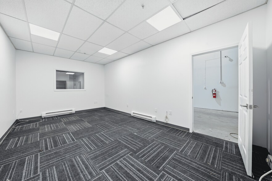 More Photos Of 331 Fairfield Rd, Freehold Service For Lease