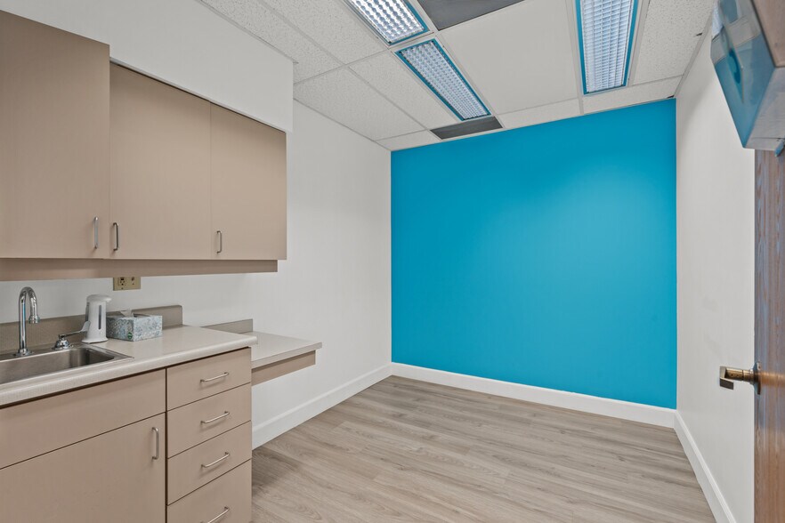 More Photos Of 44215 15th St W, Lancaster Medical For Lease