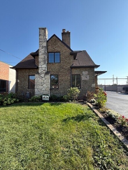 More Photos Of 9525 Southview Ave, Brookfield Warehouse For Lease