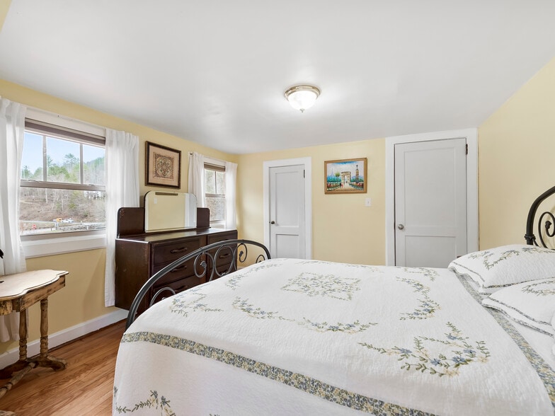 More Photos Of 58 Gunter Town Rd., Marshall Self Storage For Sale