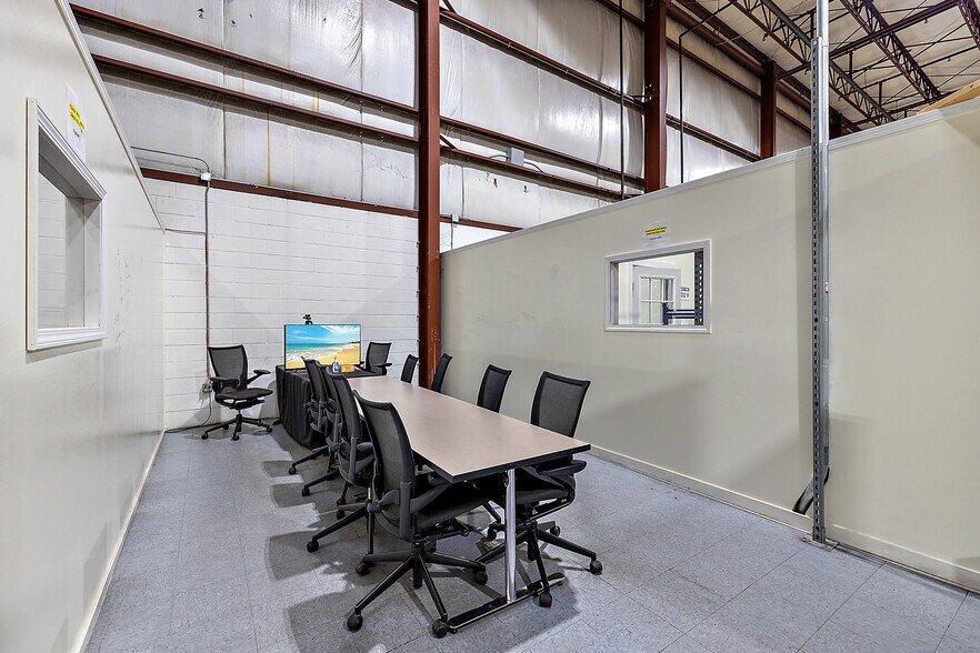 More Photos Of 4333-4335 W Fort St, Detroit Distribution For Lease