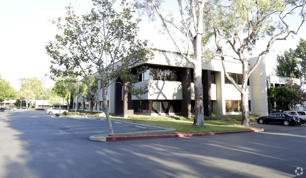 More Photos Of 5955 De Soto Ave, Woodland Hills Office For Lease