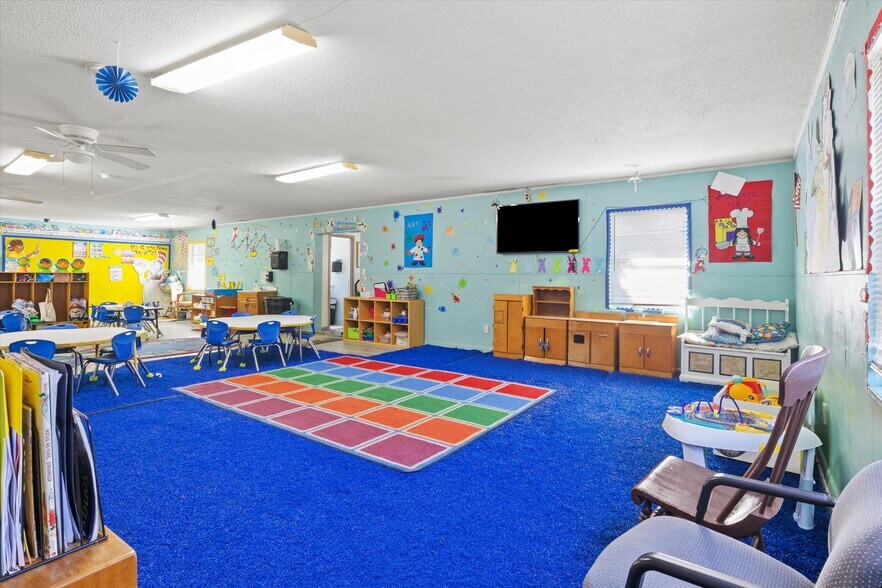 More Photos Of 327 S Adams St, Quincy Daycare Center For Sale