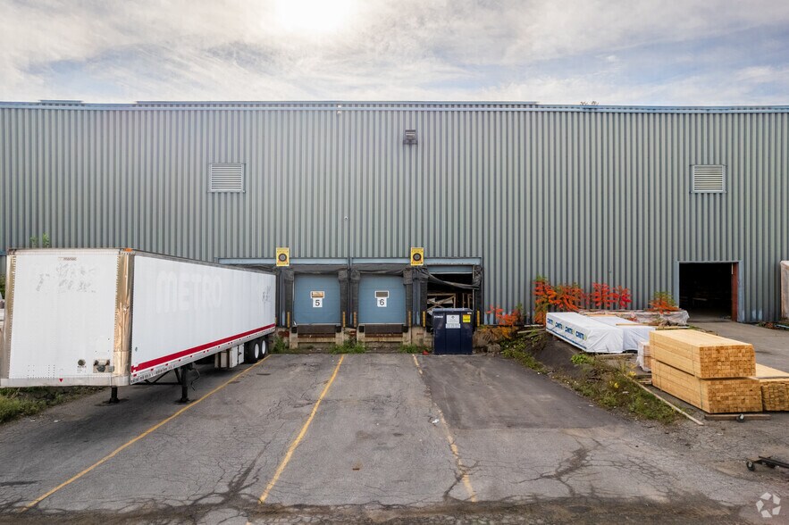 More Photos Of 3600-3650 Boul Pitfield, Pierrefonds Warehouse For Lease