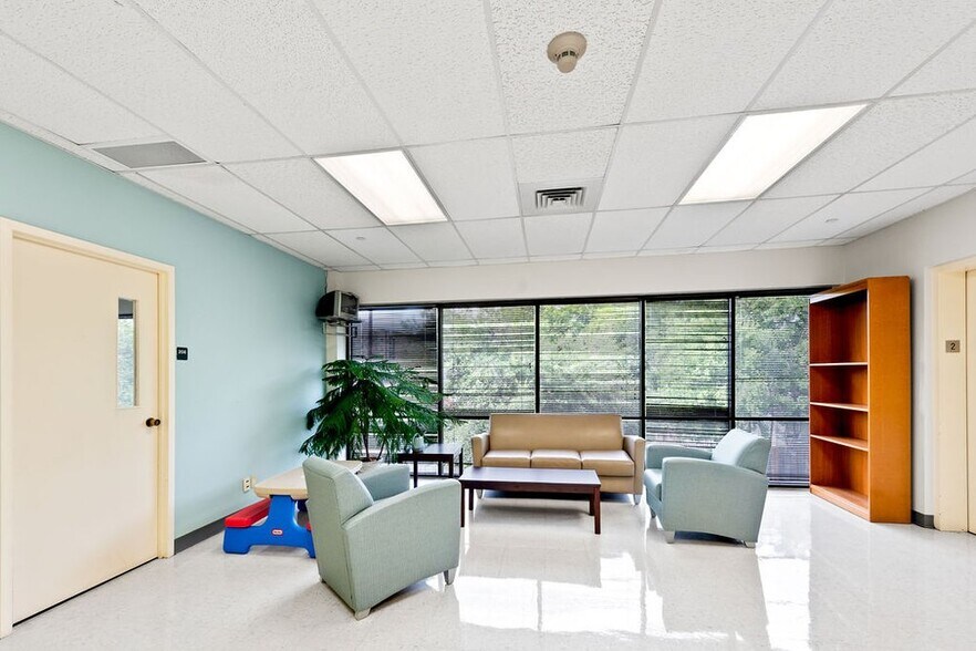 More Photos Of 5225 N Lamar Blvd, Austin Office For Sale