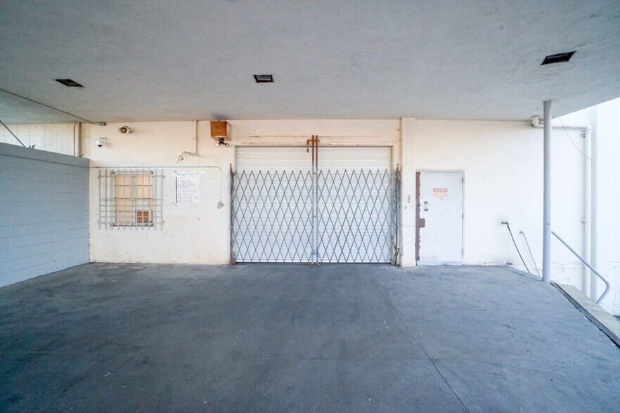 More Photos Of 13501 S Main St, Los Angeles Warehouse For Lease