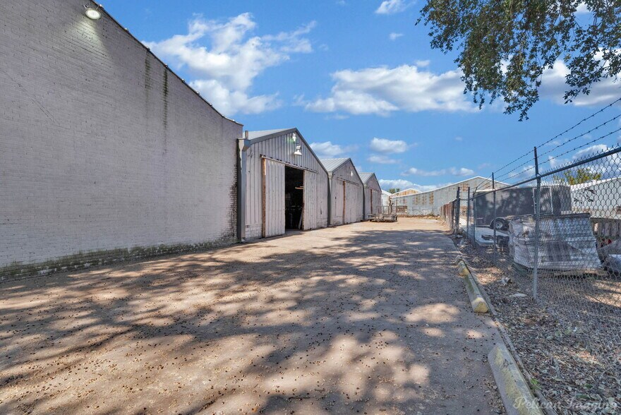More Photos Of 250 Montgomery St, Shreveport Warehouse For Sale