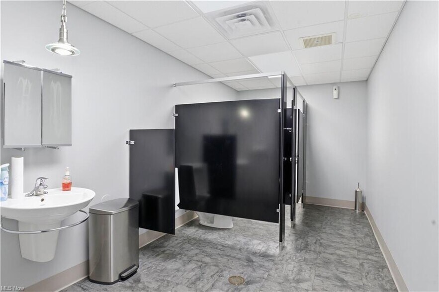 More Photos Of 319 Howard Dr, Sandusky Office For Sale