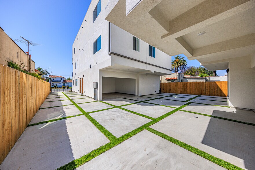 More Photos Of 2010 S Dunsmuir Ave, Los Angeles Multifamily For Sale