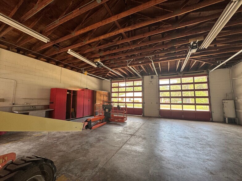 More Photos Of 704 NE 1st St, Micanopy Flex For Lease