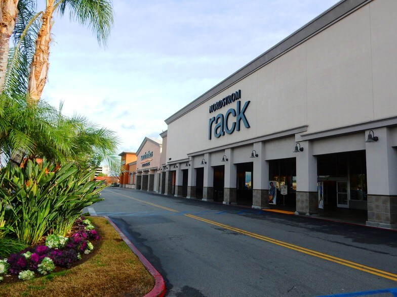 More Photos Of 21470-21500 Victory Blvd, Woodland Hills General Retail For Lease