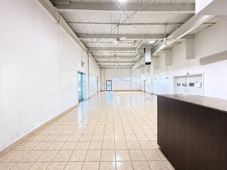 More Photos Of 31 US Route 11, Central Square Auto Dealership For Lease