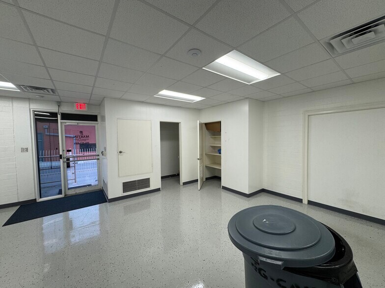 More Photos Of 1403 E Houston St, San Antonio Flex For Lease