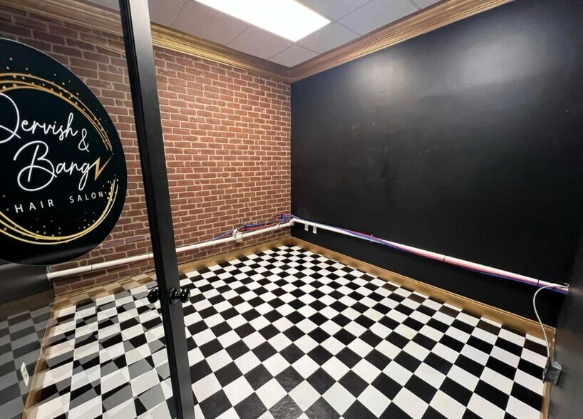 More Photos Of 300 W Jennings St, Newburgh Freestanding For Lease