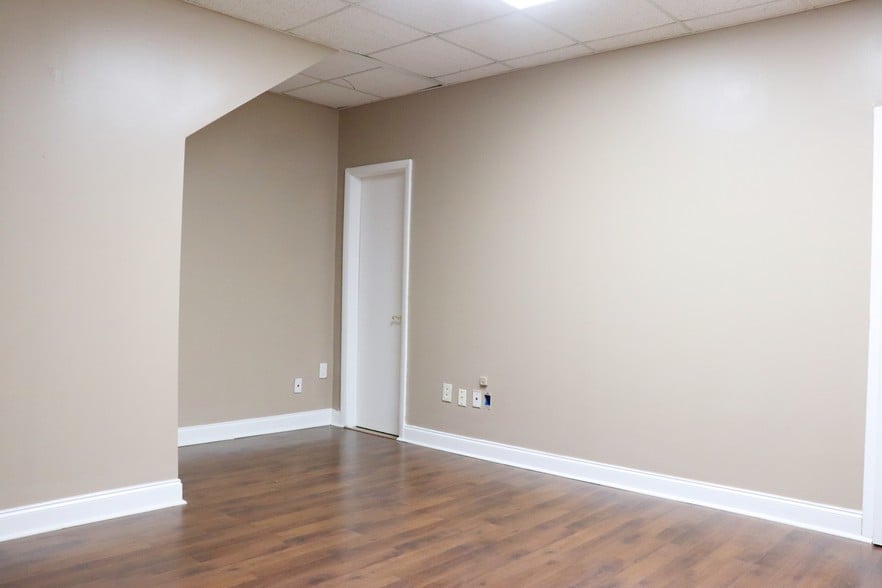 More Photos Of 2441 NW 93rd Ave, Miami Showroom For Sale