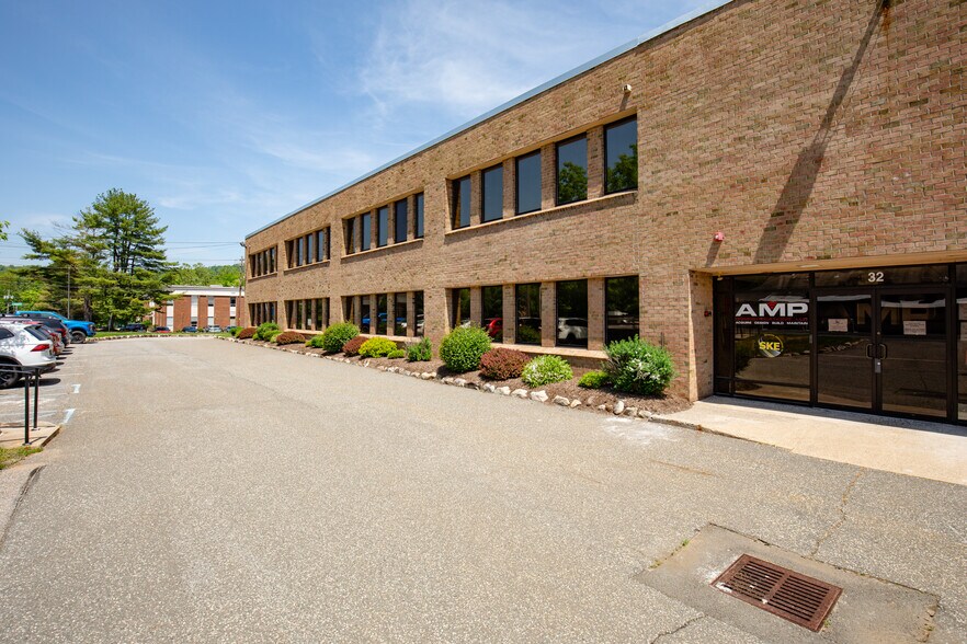 More Photos Of 32 Spruce St, Oakland Flex For Lease