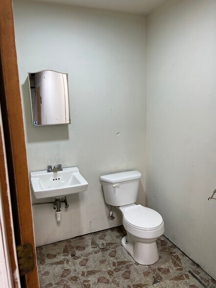 More Photos Of 992 W Park Dr, Anderson Manufacturing For Lease