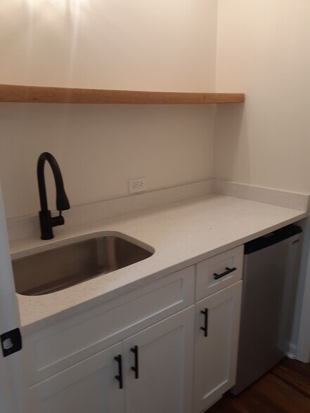 More Photos Of 600 Houze Way, Roswell Medical For Lease