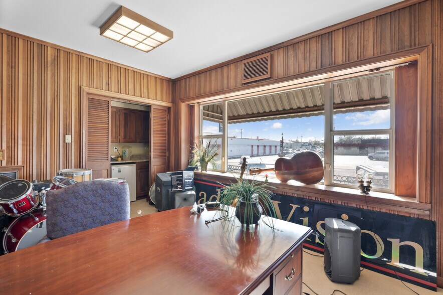 More Photos Of 531 W Main St, Denison Office For Sale