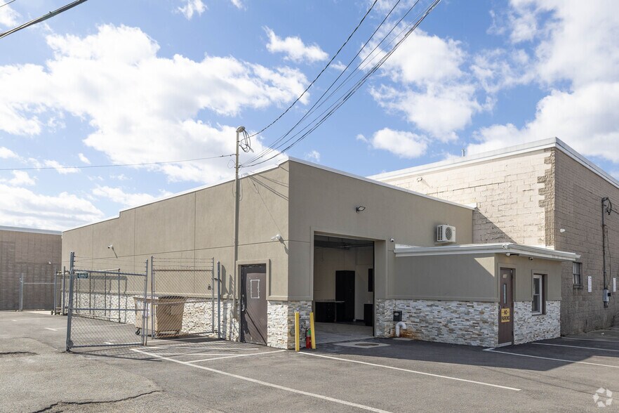 More Photos Of 700 Summa Ave, Westbury Distribution For Lease