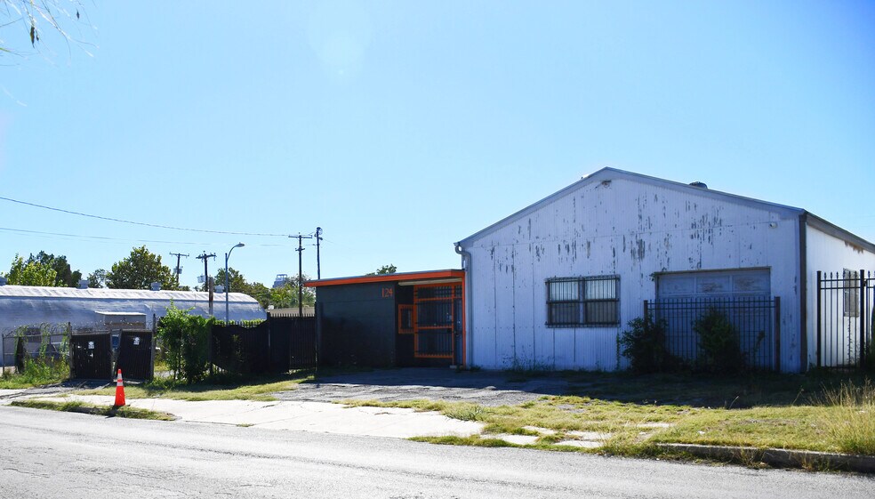 More Photos Of 124 Lombrano St, San Antonio Manufacturing For Lease