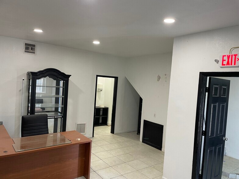 More Photos Of 4719 SE 6th Ave, Cape Coral Auto Repair For Lease