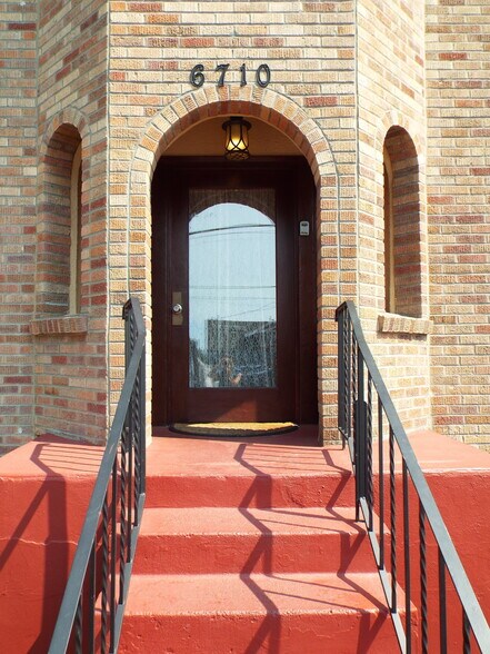 More Photos Of 6710 Greenwood Ave N, Seattle Apartments For Sale