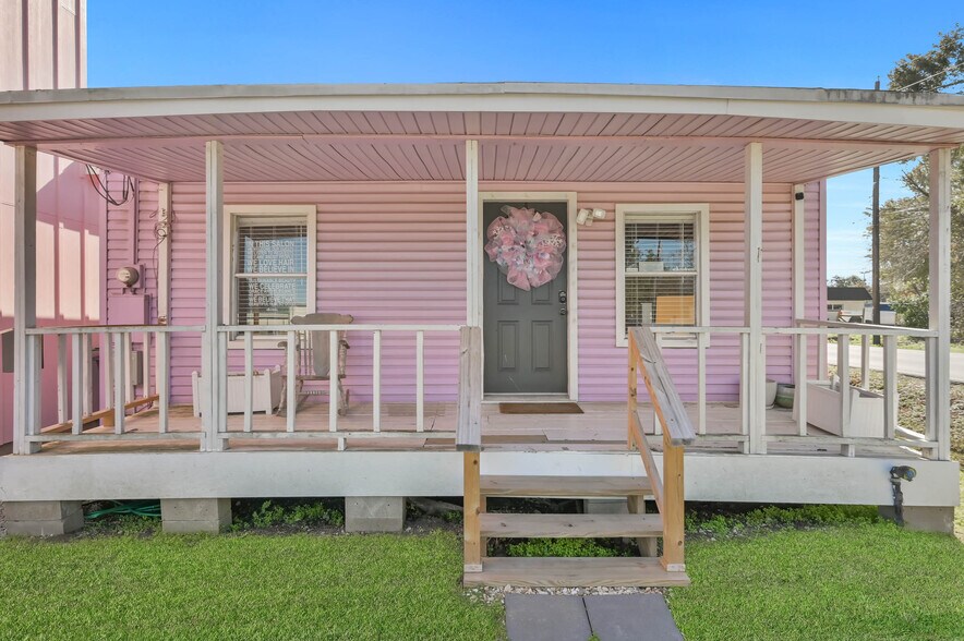 More Photos Of 213 Houston St, Tomball Storefront Retail Office For Lease