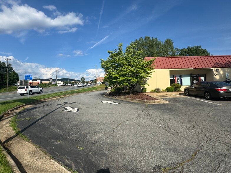 More Photos Of 105 New House Dr, Charlottesville Restaurant For Lease