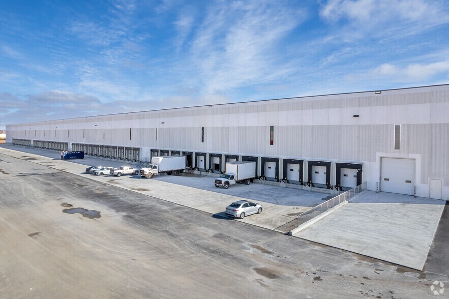 More Photos Of 9151 Huntington Rd, Vaughan Distribution For Lease