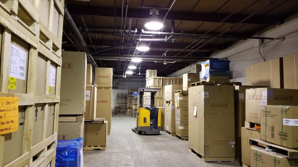More Photos Of 800-820 Shames Dr, Westbury Warehouse For Lease