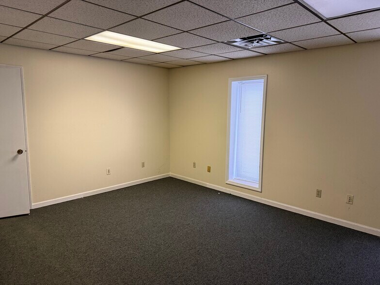 More Photos Of 519 Hill Rd, Dalton Warehouse For Lease
