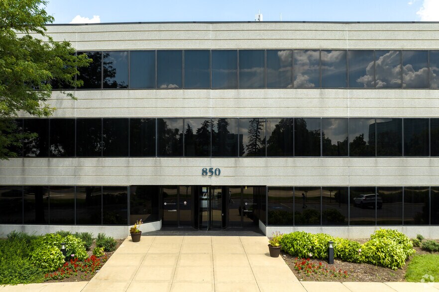 More Photos Of 850 Warrenville Rd, Lisle Office For Sale