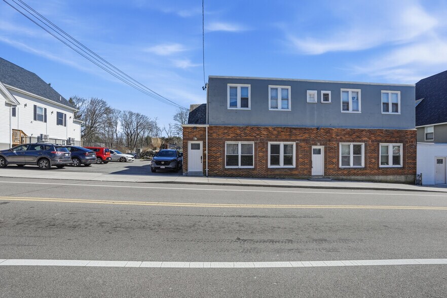 More Photos Of 632 Fall River Ave, Seekonk Apartments For Sale